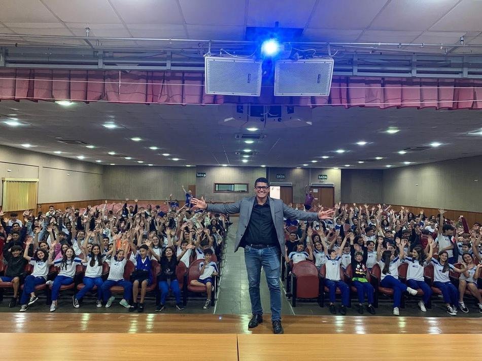 Palestra para estudantes em auditório