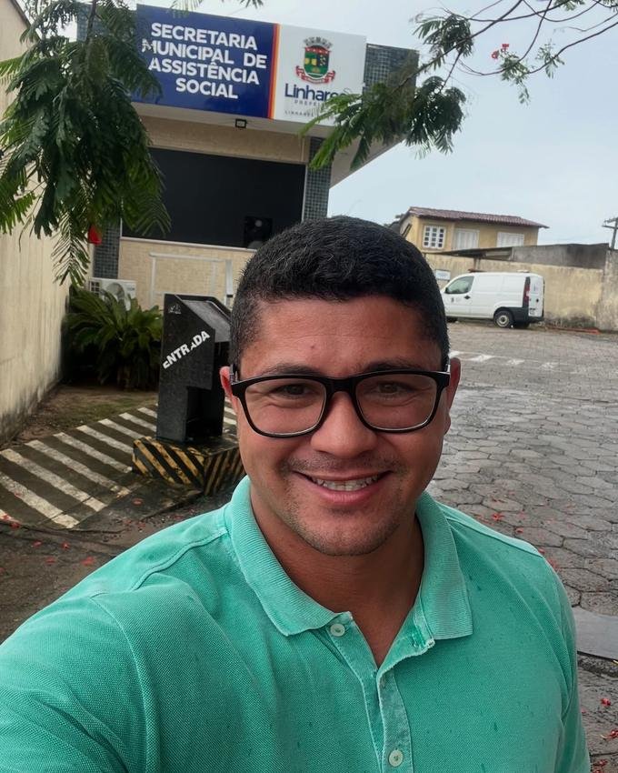 Em frente à Secretaria Municipal de Assistência Social de Linhares